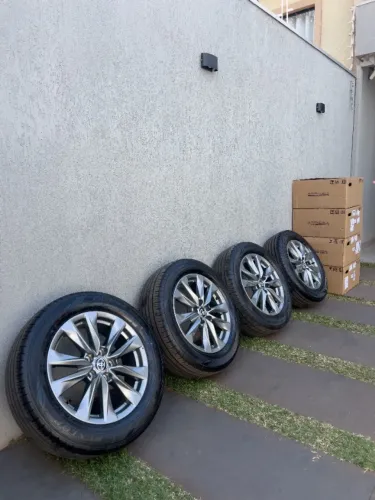 Vendo Jogo de Rodas Toyota 5x114 com Pneus 215/60 R17 Novos
