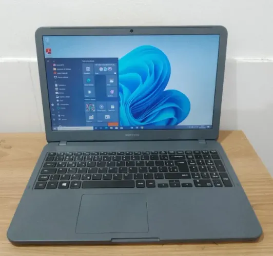 Notebook Samsung core i3 7th, 4gb ddr4, ssd 500gb w10 bateria nova