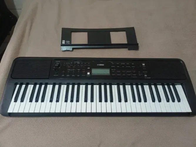 Teclado Yamaha PSR Series PSR-E373 em preto, com 61 teclas.