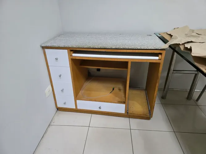 Mesa para computador com tampo em granito
