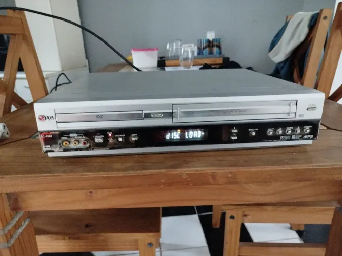 Aparelho LG com dvd player e videocassete integrados