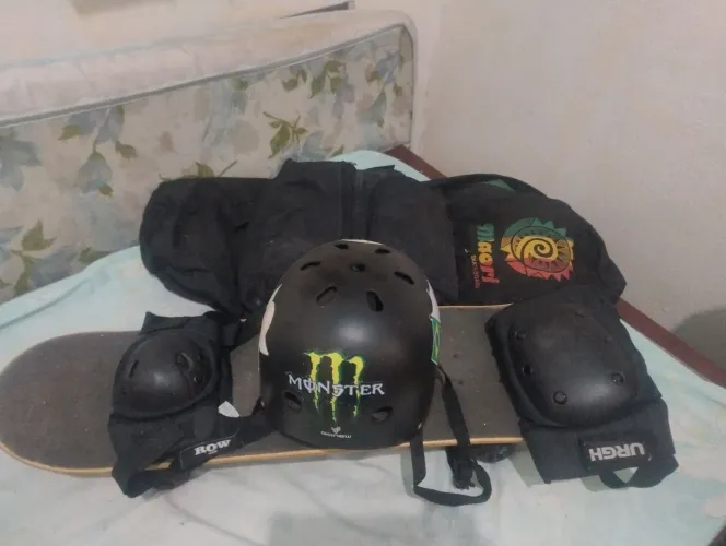Kit completo skate jovem ou adulto  350,00 kit de proteção skate e bolsa 
