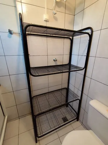 Estante de metal