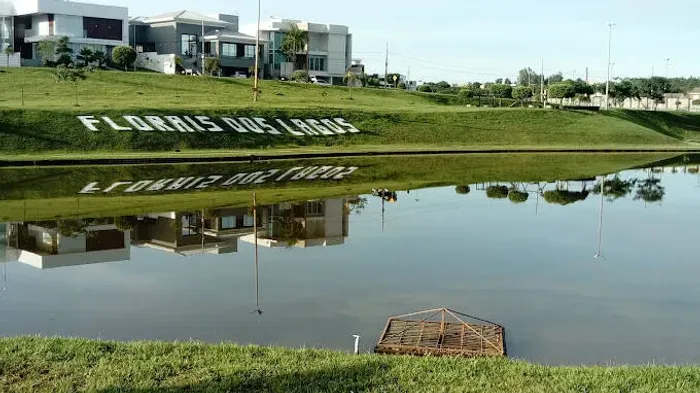 Terreno esquina com 958 metros quadrados no Condomínio Florais dos Lagos