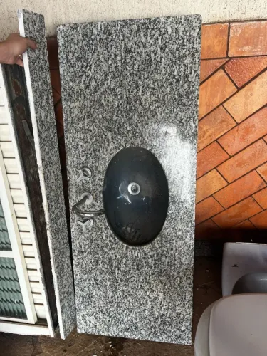 Pia com bancada em granito e torneira inclusa!