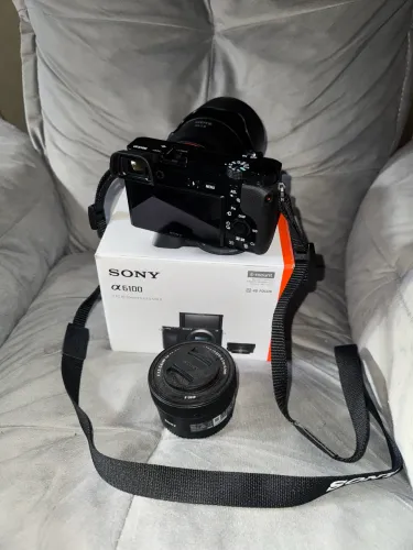 CÂMERA SONY A6100 + LENTE MEIKE 50mm + LENTE DO KIT