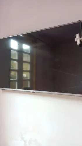 Mesa de madeira de lei