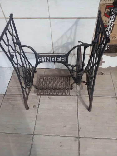 Pe de máquina Singer casa de abelha 