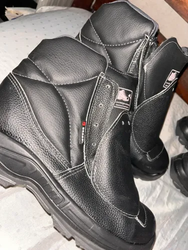 VENDO BOTA COM VARIOS TAMANHOS DISPONIVEIS