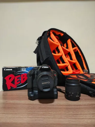 Canon EOS Rebel T3i + Battery Grip + Lente Canon 35-80mm + Mochila