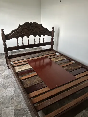 Cama de casal madeira semi nova