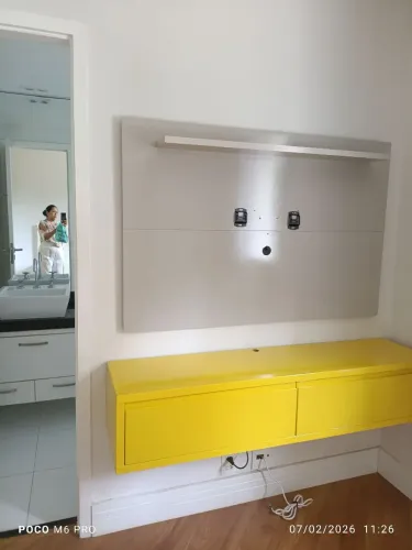 Rack suspenso amarelo de laka usado medidas 1,50 como por 40 de profundo