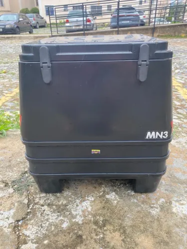 Bau 126L com suporte 