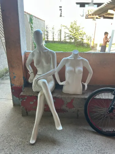 Manequim fibra de vidro sentada + busto 