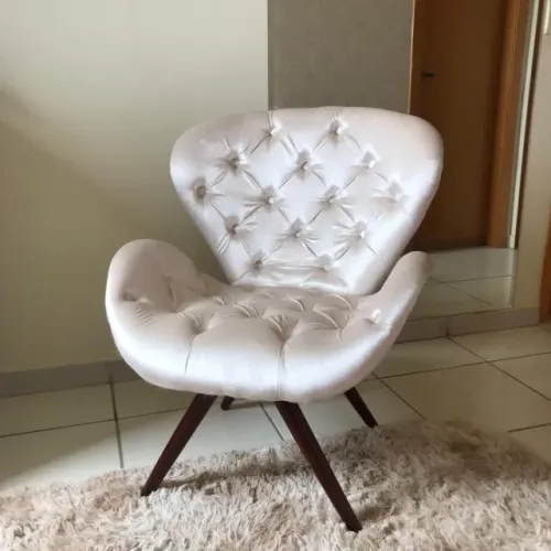 Poltrona Decorativa Capitonê Bege com Pés de Madeira - Estilo Moderno