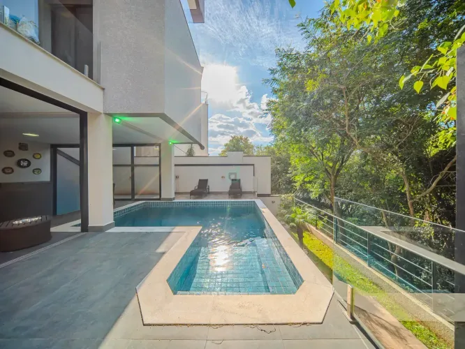 Linda casa para aluguel e venda, 294m, 4 suítes, piscina, vista pra mata