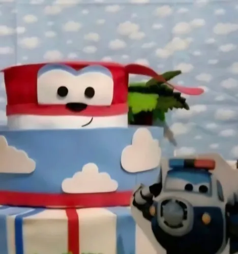 Decoração de festa aviões com pelucia e personagens