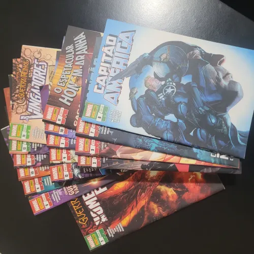 Lote mensais MARVEL panini (Vingadores, Homem Aranha, Homem de Ferro, Capitão América)