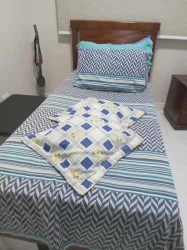 Cama solteiro em madeira com colchão