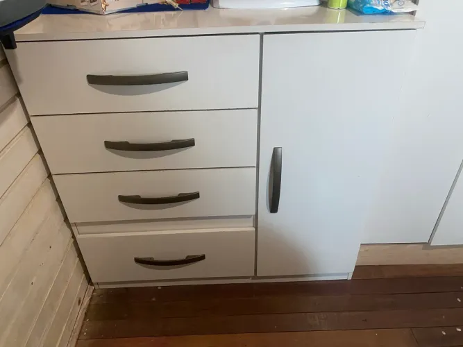 Vendo roupeiro e cômoda 