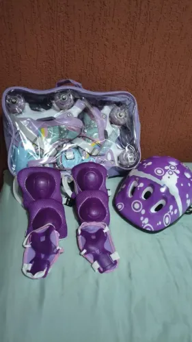 Patins infantil de 4 rodinhas com acessórios juntos