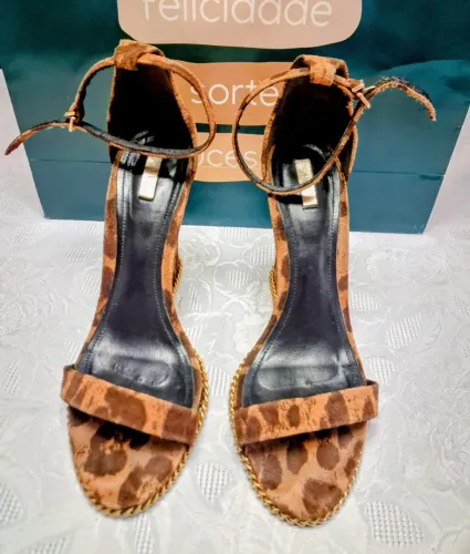 Sandália Anabela em camurça da marca Schutz, animal print