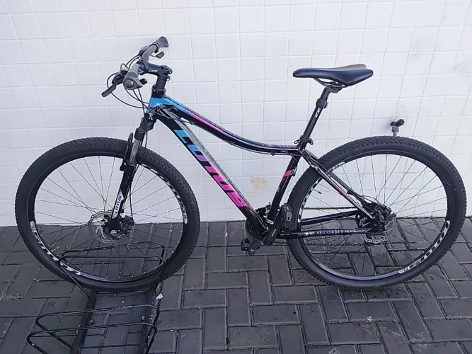 ?mountain bike Cairu Lotus Angel Aro 29 com quadro em alumínio e freios a disco.