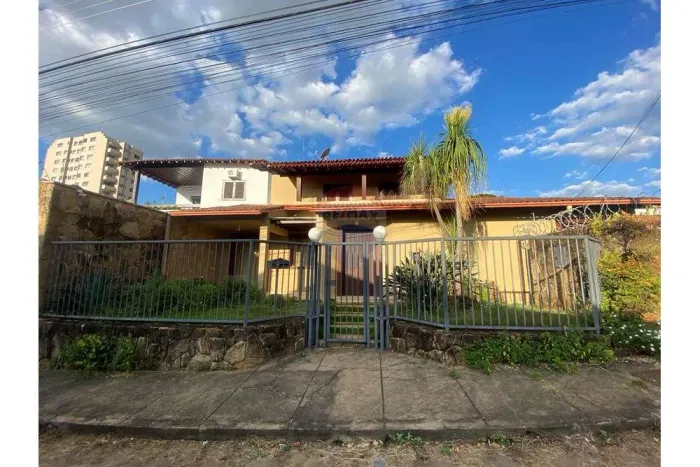 **Casa à Venda no Centro de Lavras, Minas Gerais**