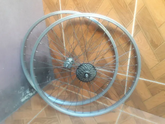 PAR DE RODAS ARO 26 C/ CATRACA SHIMANO
