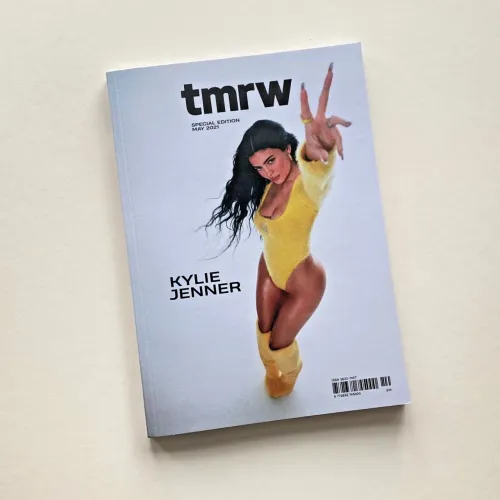 LIVRO KYLIE JENNER AUTOGRAFADO TMRW MAGAZINE REVISTA RARA CAPA DURA AUTOGRAFADO