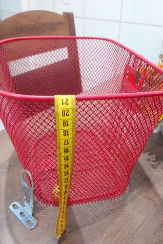 Cesta Seminova. Aramado de Aço, na Cor Vermelha, acompanha Parafusos e Hastes.