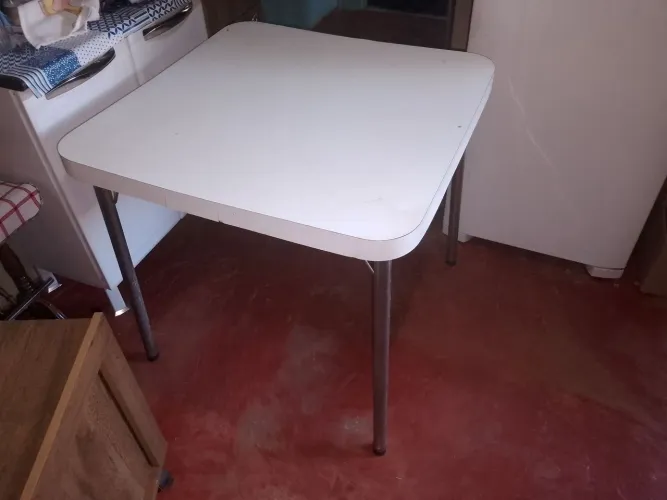 Vendo mesa branca boa para estudo,bem conservada. Não entrego.