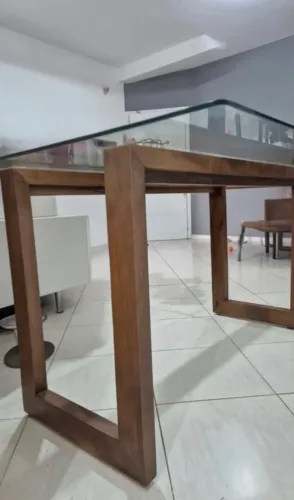 Mesa madeira com tampo vidro 