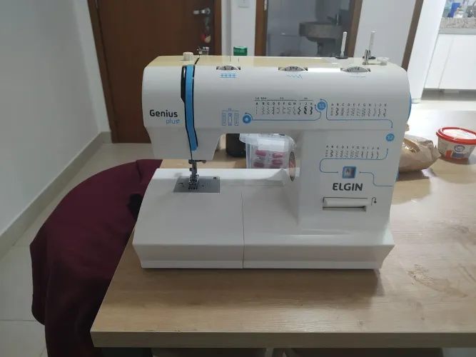 Máquina de costura doméstica Elgin Genius plus 