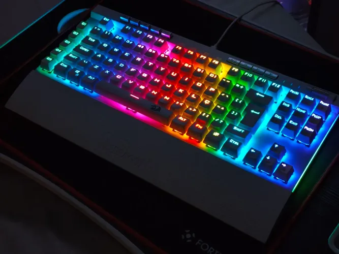 Teclado Gamer Redragon Magic Wand Pro Lunar White