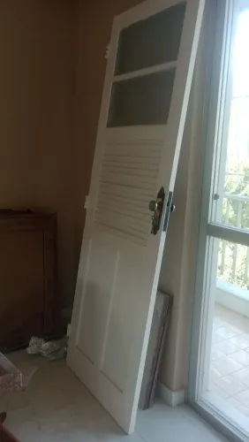 Porta pesada de madeira com vidro