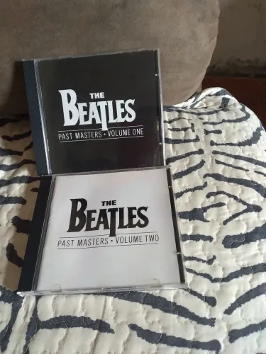 2 cds the beatles, past master volume one, past masters volume two.