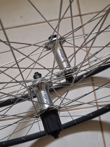 Par de rodas 700x18 - Cubos Shimano Tiagra (nunca usado)