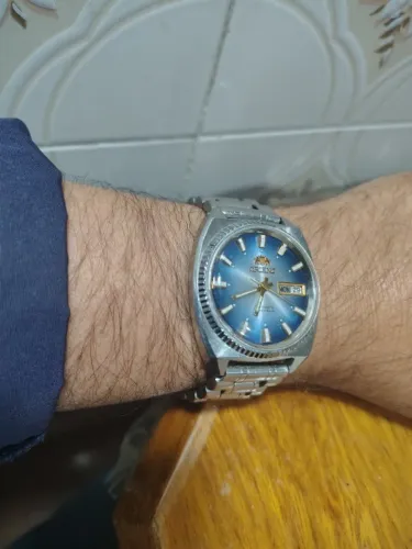 2 relógios Orient automático mostrador dourado e o outro azul, retrô funcionando.