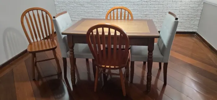 Mesa de jantar de madeira com 5 cadeiras