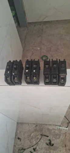 04 dijuntores de 40a, 01 de 15a ,01 de 20a ,01 de 30a. Todos monofasico