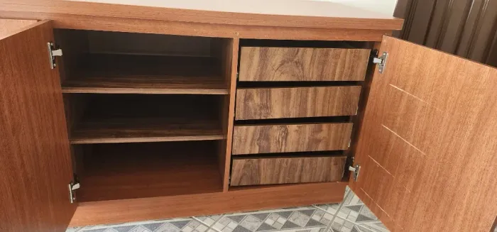 Balcão, 4 portas com gavetas, de MDF