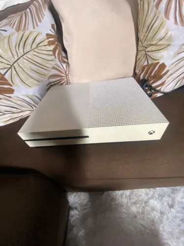 Vendo Xbox somente o o game sem controle