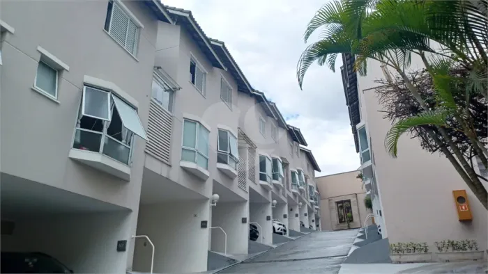 Sobrado - Santa Terezinha - Condomínio fechado, 149 m² bem distribuídos com 3 dorm 1 suite