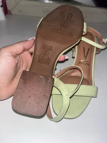 Vende-se saltos tamanho 35 e uma bolsa