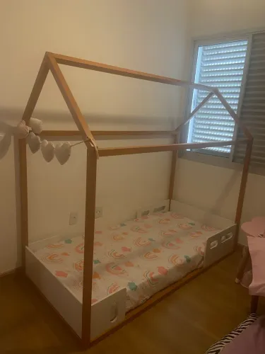 Cama montessoriana infantil