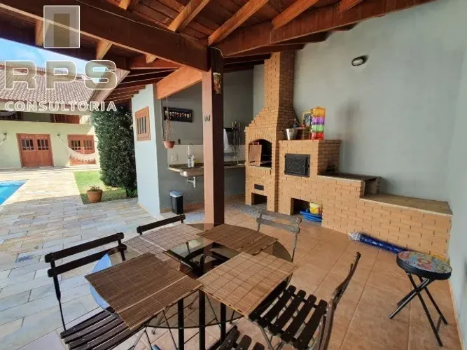Casa a venda ou locação em Atibaia , 04 suites , 01 com closet, cozinha com despensa, área