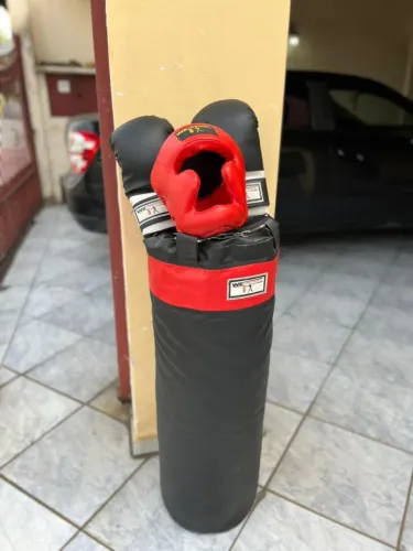 Saco de pancada, luva de boxe e capacete WeSport