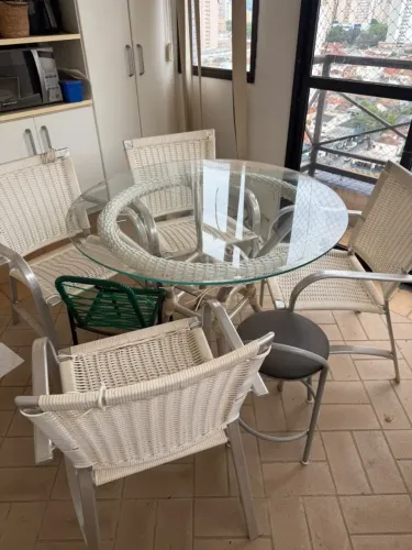 Conjunto Mesa Redonda Tampo de Vidro + 4 Cadeiras em Fibra Sintética e Alumínio