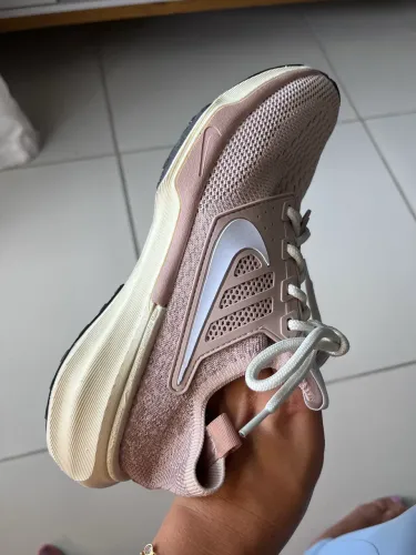 Tênis modelo da Nike fem